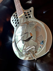 NOUVEAU! Sound Smith Parlor Resonator Cutaway - Finition Chrome - PRÉCOMMANDE (printemps 2024) 