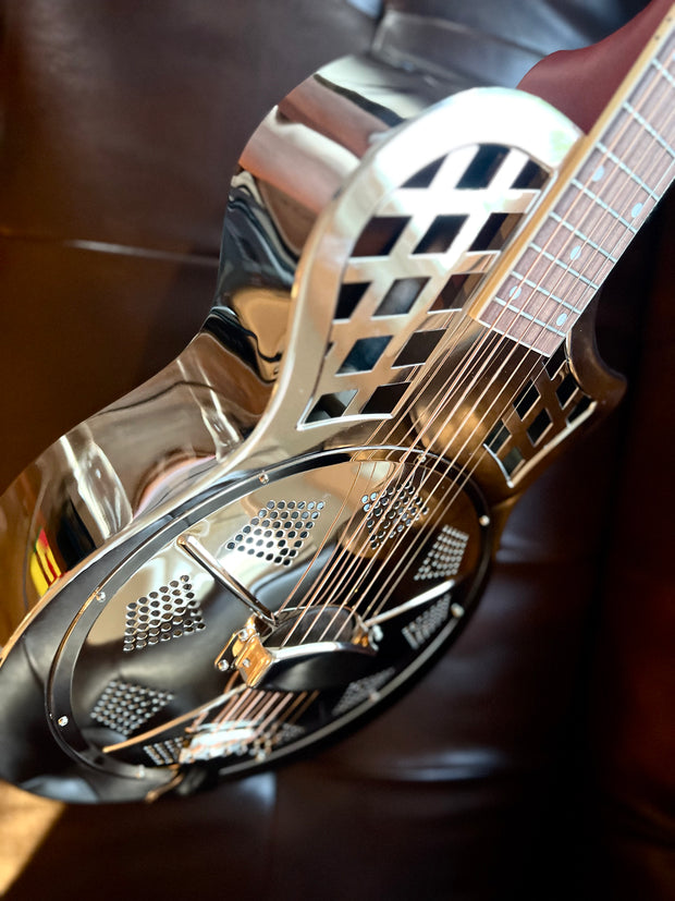 NOUVEAU! Sound Smith Parlor Resonator Cutaway - Finition Chrome - PRÉCOMMANDE (printemps 2024) 