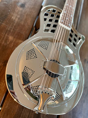 NOUVEAU! Sound Smith Parlor Resonator Cutaway - Finition Chrome - PRÉCOMMANDE (printemps 2024) 