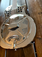 NOUVEAU! Sound Smith Parlor Resonator Cutaway - Finition Chrome - PRÉCOMMANDE (printemps 2024) 