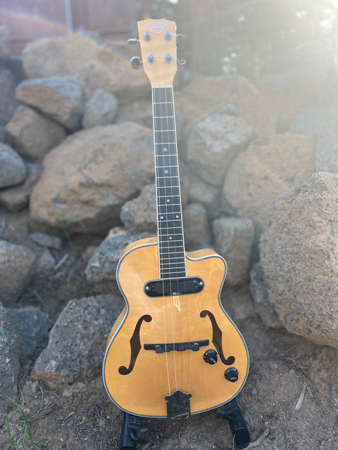 Sound Smith Electric Hollow Body Jazz Ukulele avec sol grave 